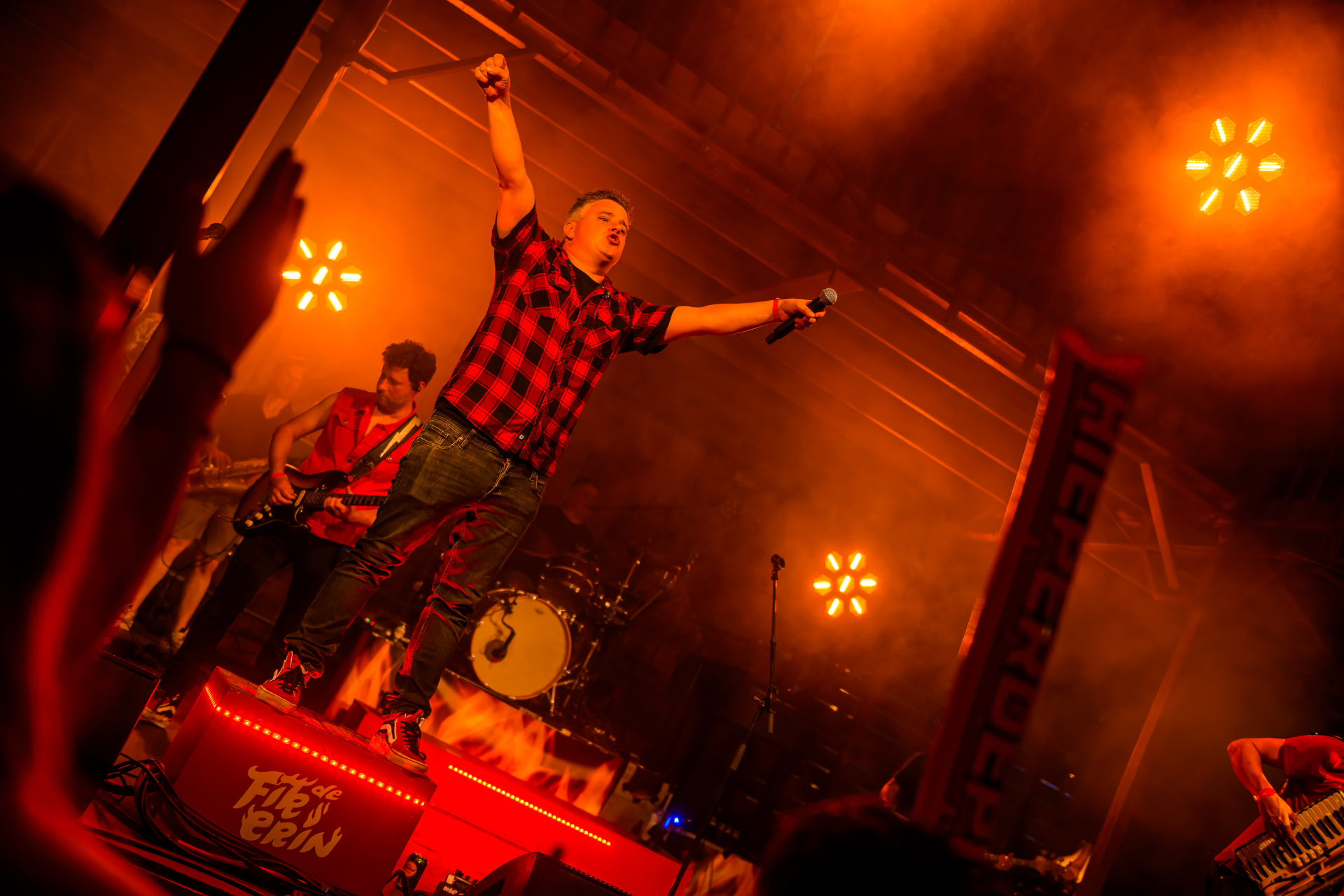 De Fik Erin live op het podium tussen rood licht en rook