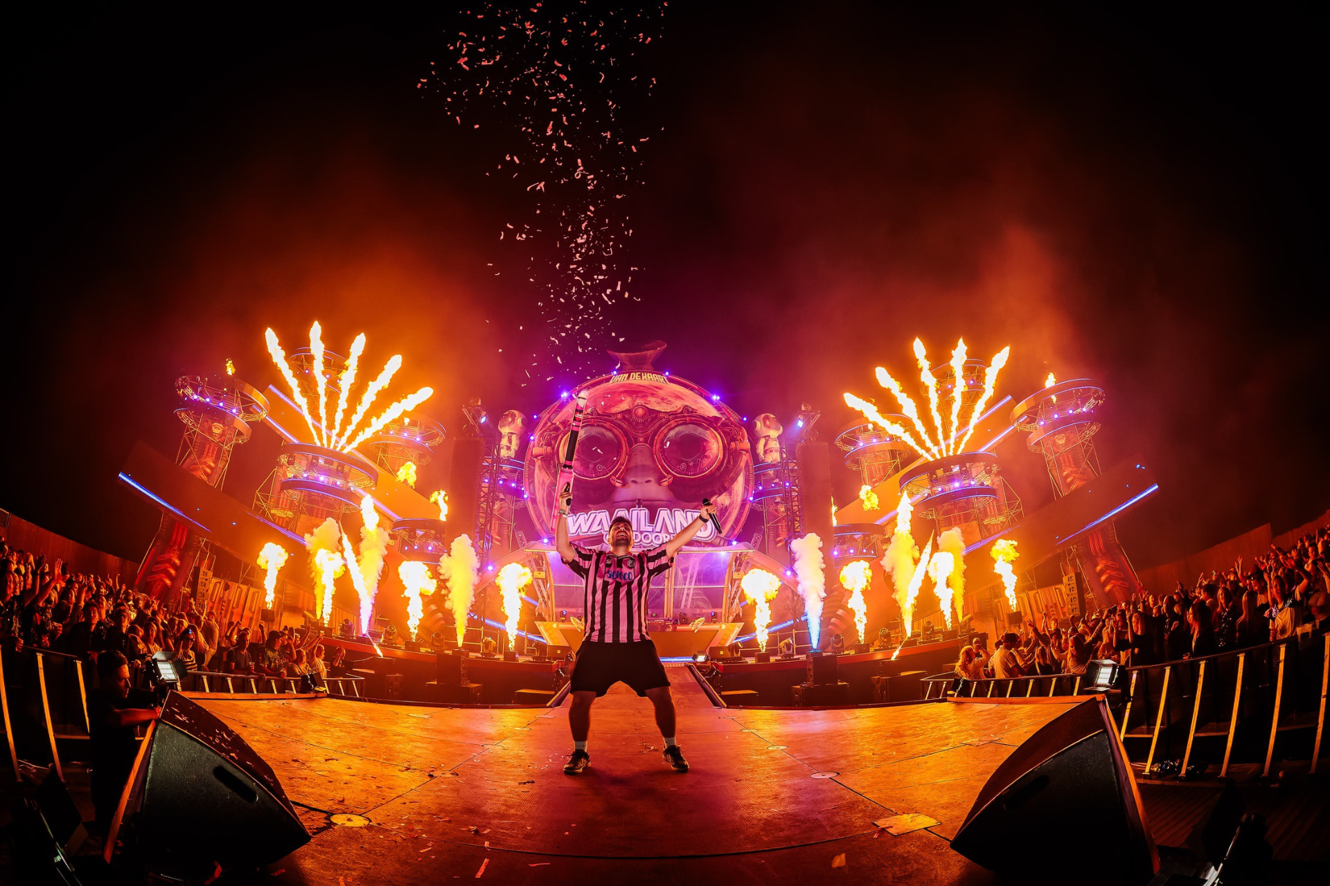 DJ Willem de Wijs op het hoofdpodium met vuurwerk en confetti